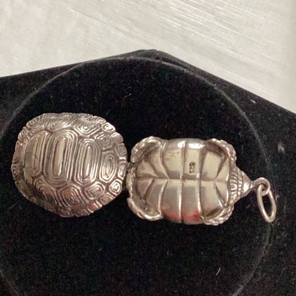 Adorable sterling silver turtle pendant/locket - Picture 4 of 5